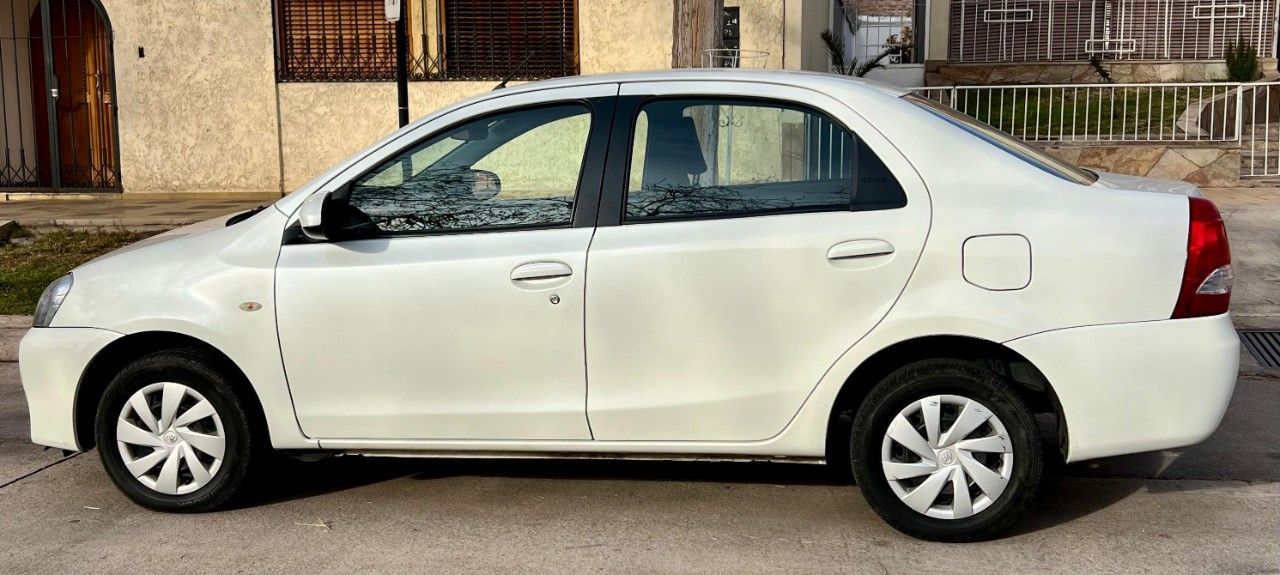 Toyota Etios Usado en Mendoza, deRuedas