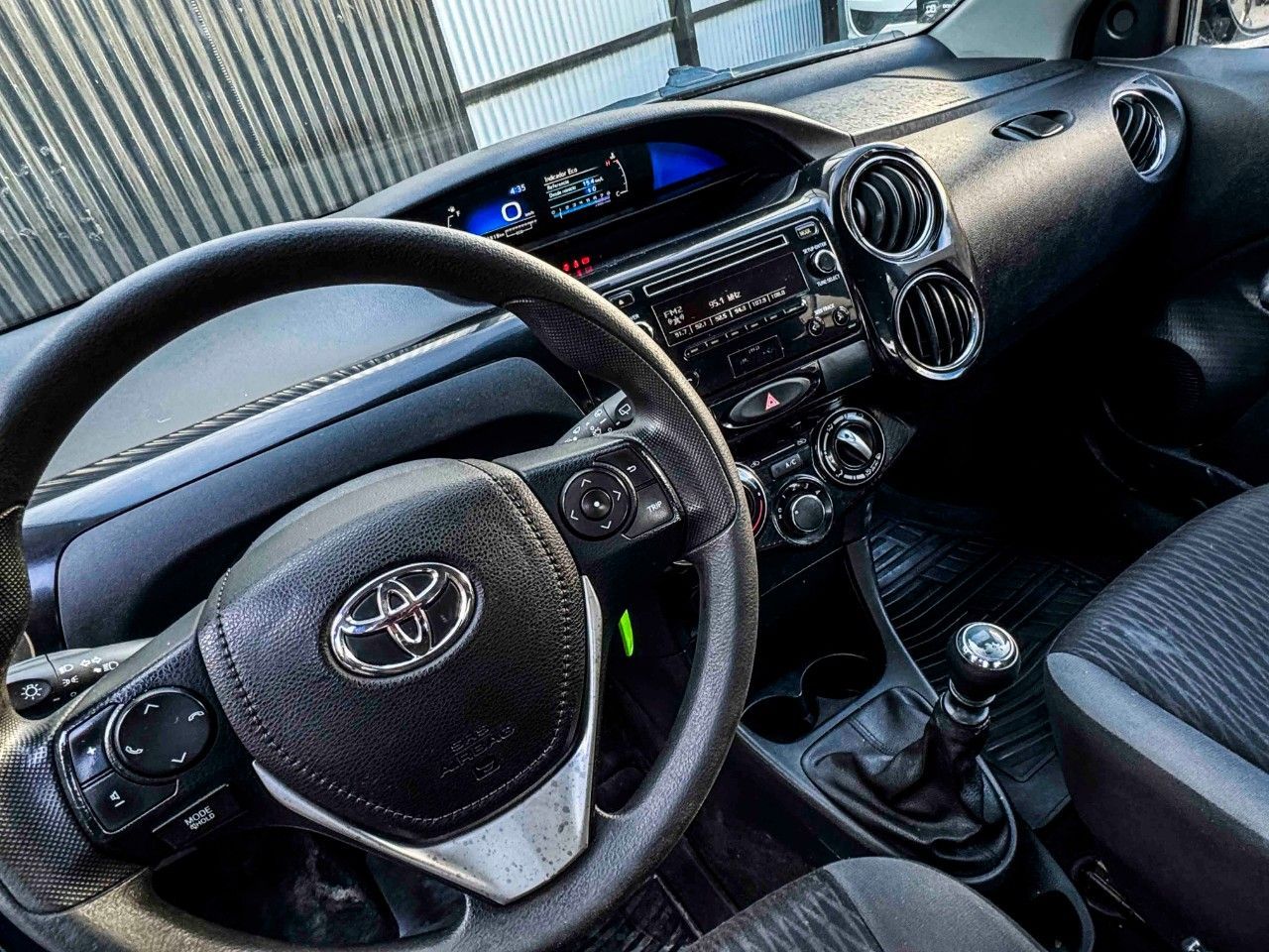 Toyota Etios Usado Financiado en Córdoba, deRuedas