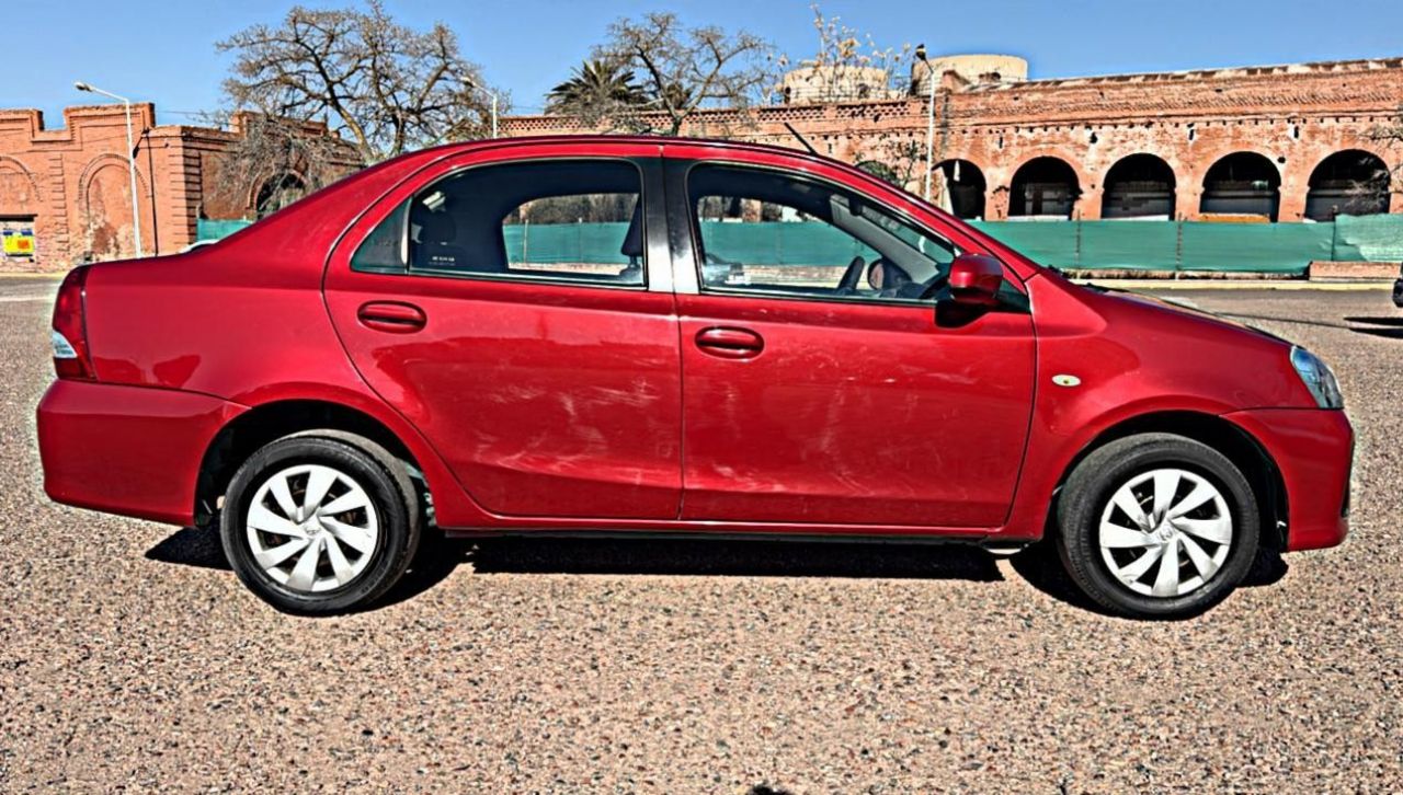 Toyota Etios Usado Financiado en Mendoza, deRuedas