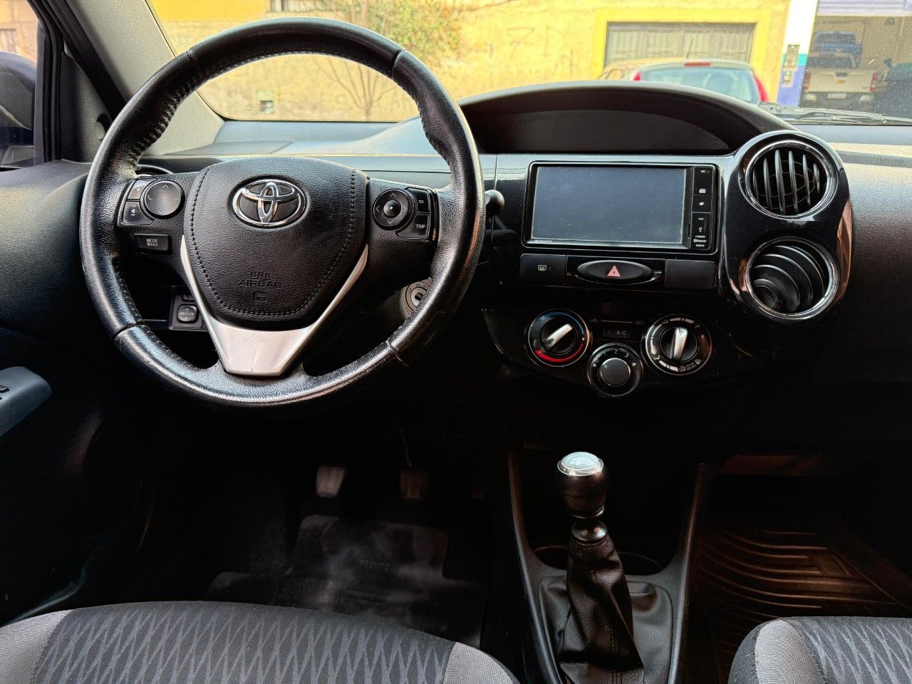 Toyota Etios Usado Financiado en Mendoza, deRuedas