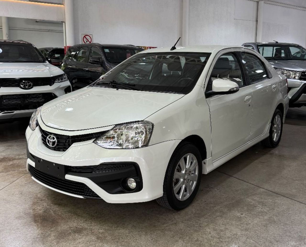 Toyota Etios Usado Financiado en Mendoza, deRuedas
