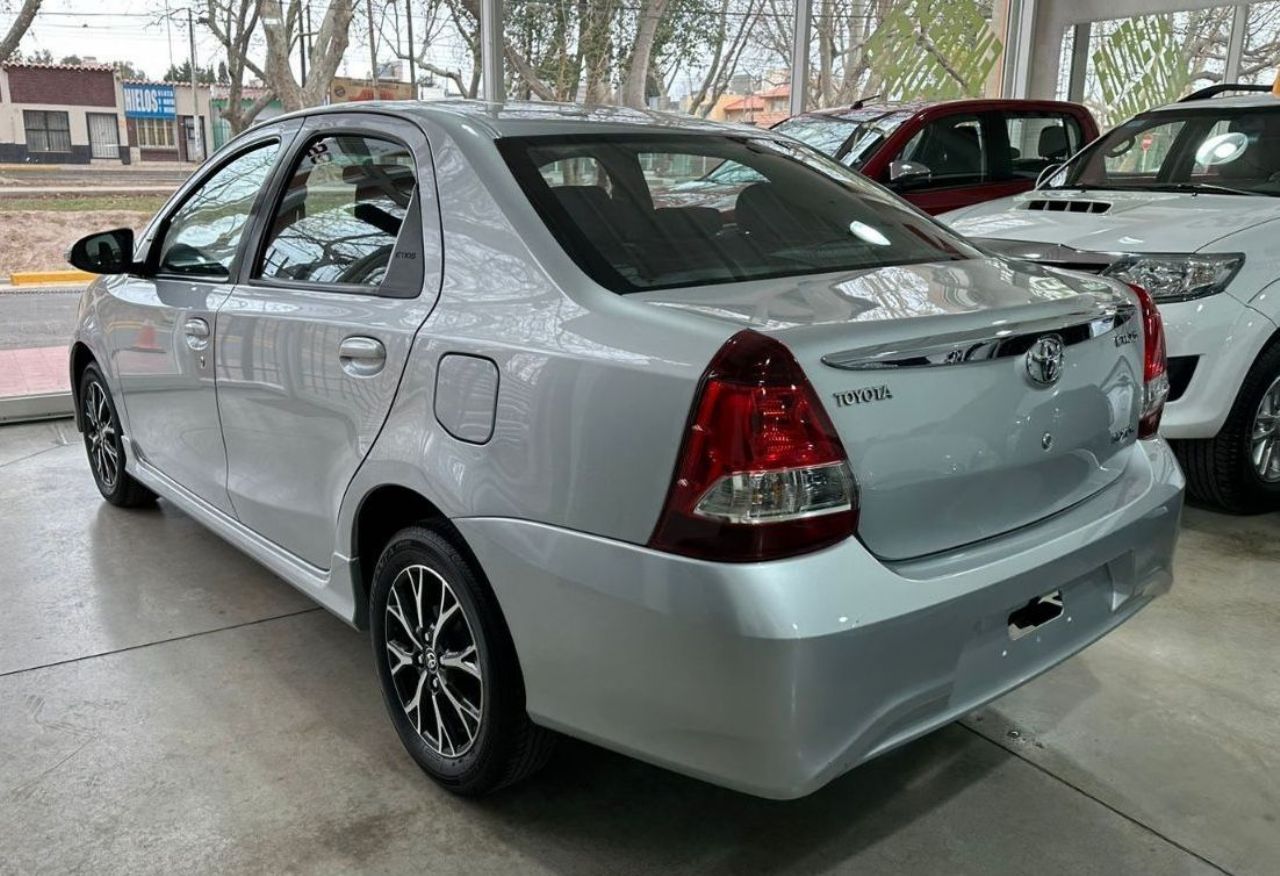 Toyota Etios Usado en Mendoza, deRuedas