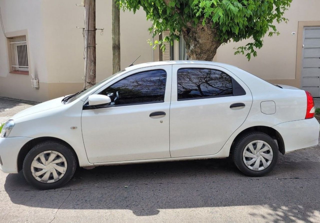 Toyota Etios Usado en Buenos Aires, deRuedas