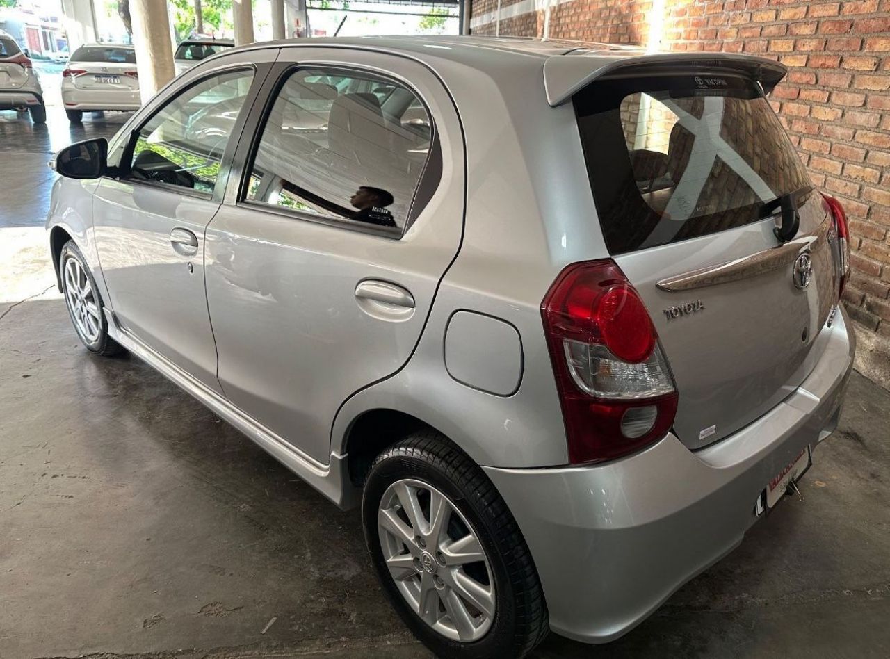Toyota Etios Usado en Mendoza, deRuedas