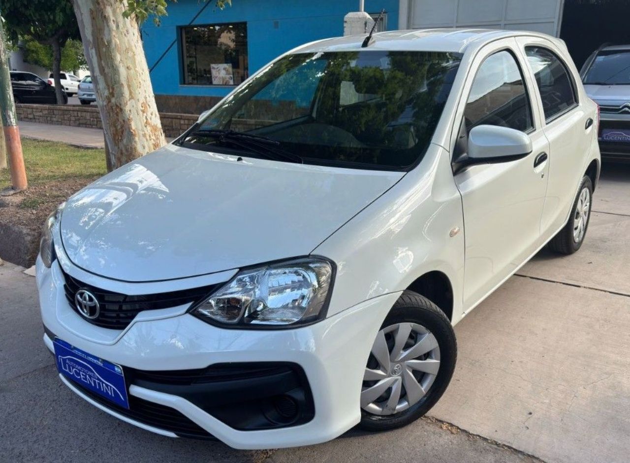 Toyota Etios Usado Financiado en Mendoza, deRuedas