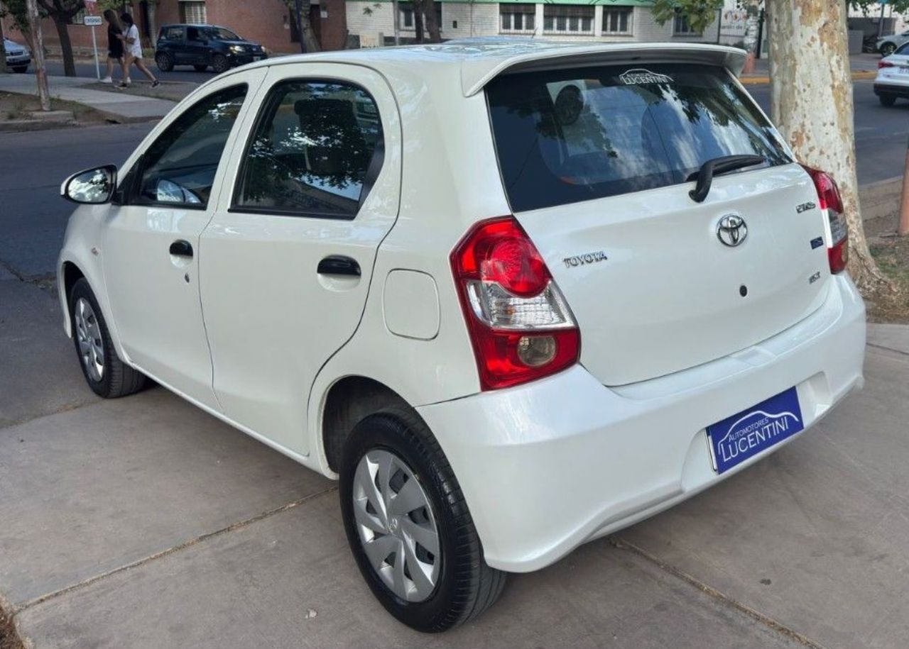 Toyota Etios Usado Financiado en Mendoza, deRuedas