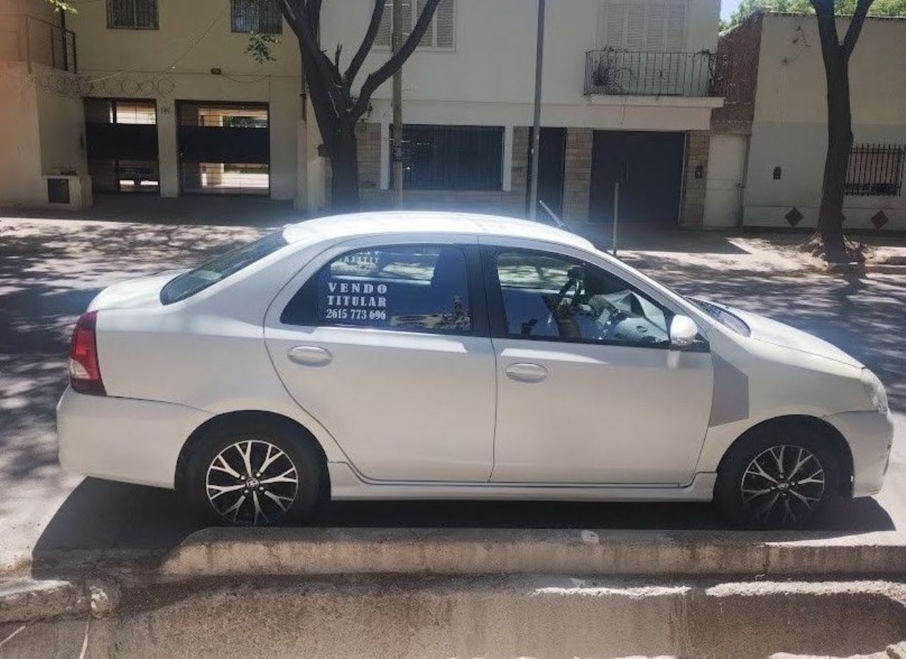 Toyota Etios Usado en Mendoza, deRuedas