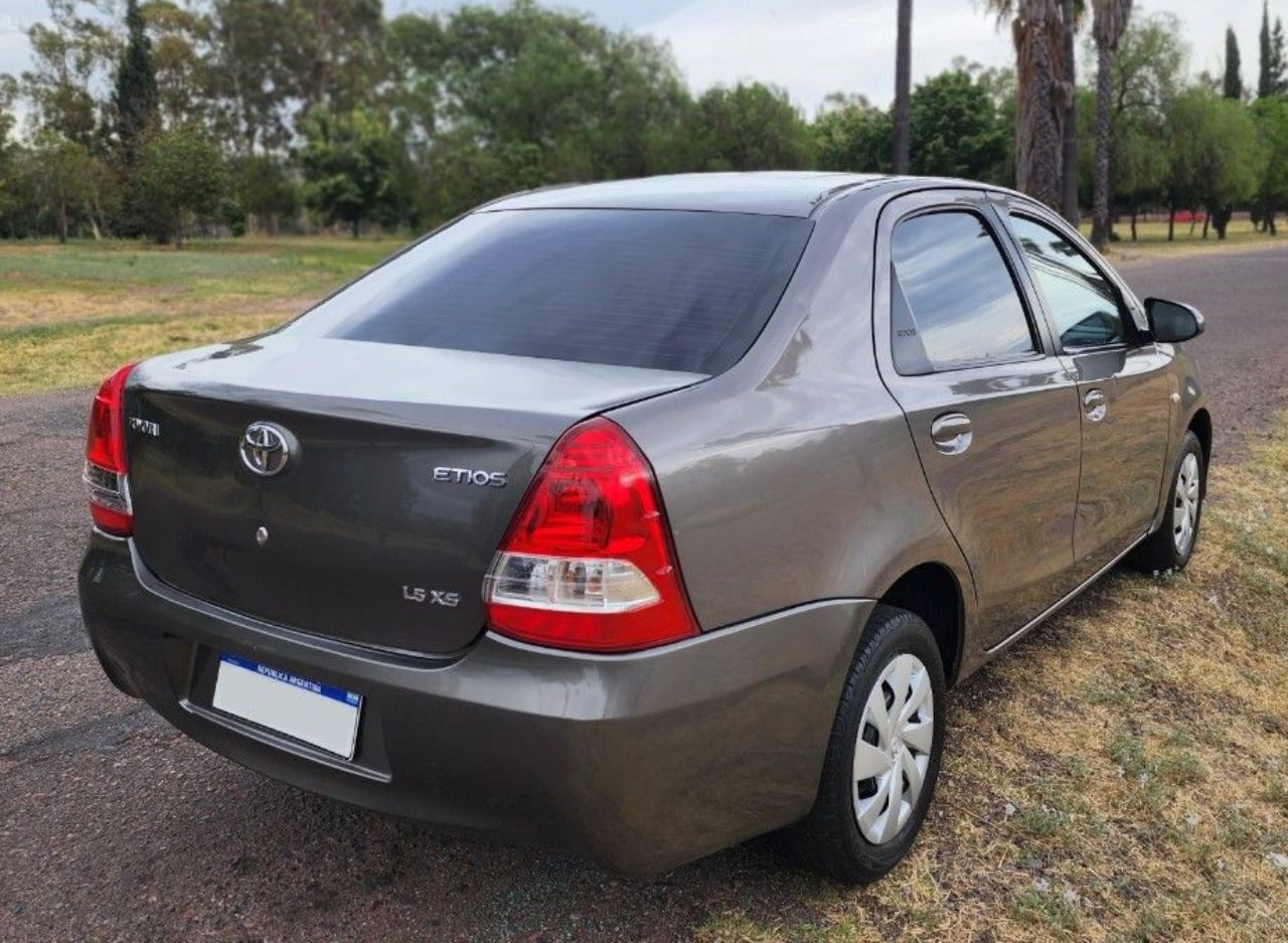 Toyota Etios Usado en Mendoza, deRuedas