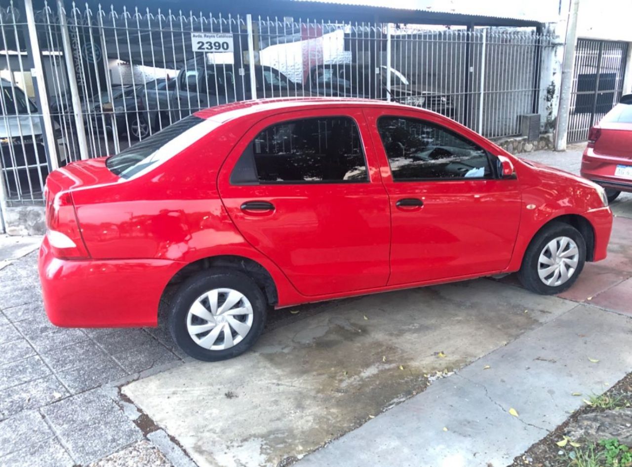 Toyota Etios Usado en Salta, deRuedas