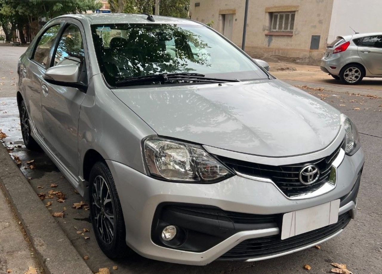 Toyota Etios Usado Financiado en Mendoza, deRuedas