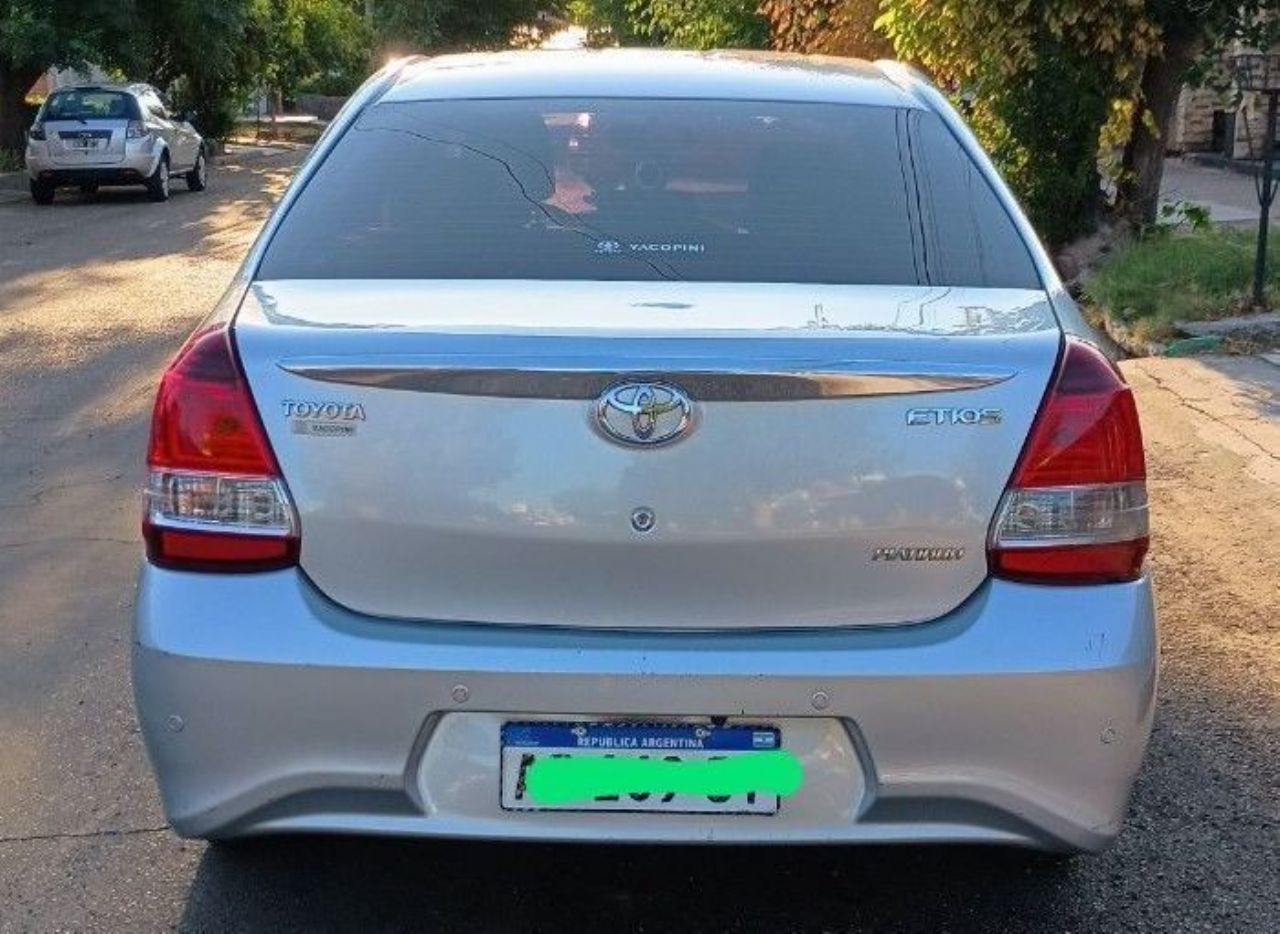 Toyota Etios Usado en Mendoza, deRuedas