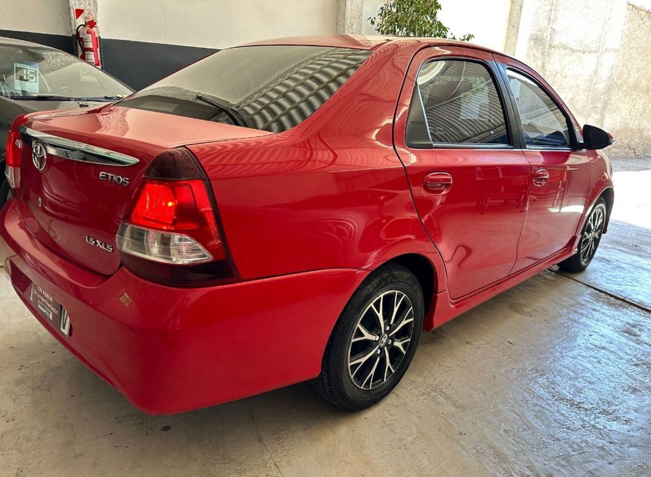 Toyota Etios Usado Financiado en Mendoza, deRuedas