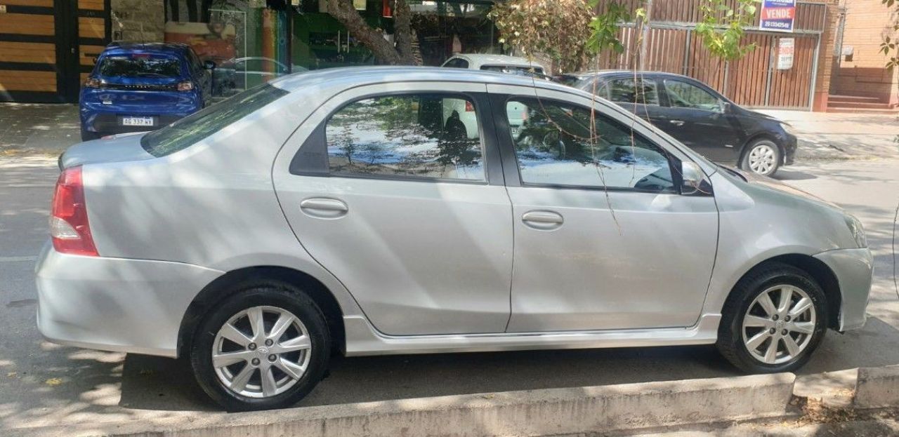 Toyota Etios Usado en Mendoza, deRuedas