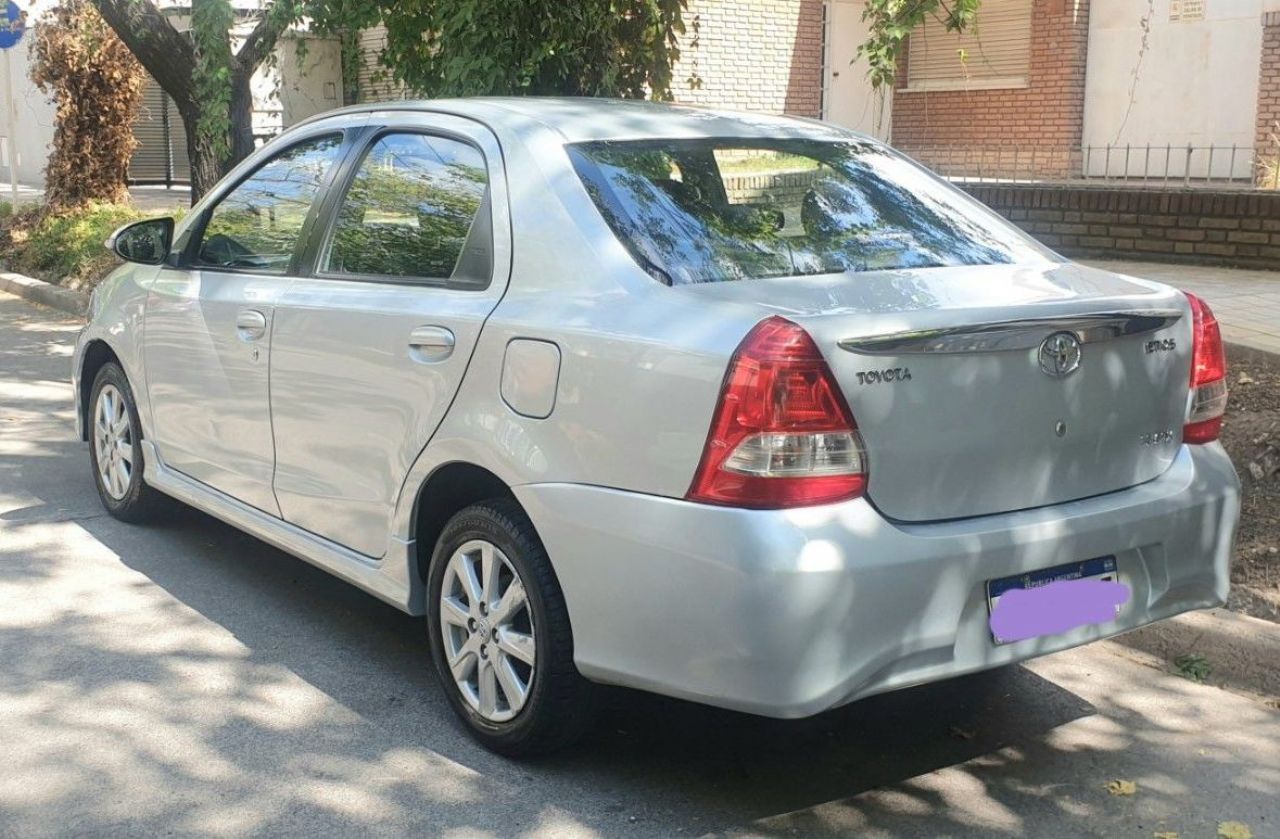 Toyota Etios Usado en Mendoza, deRuedas