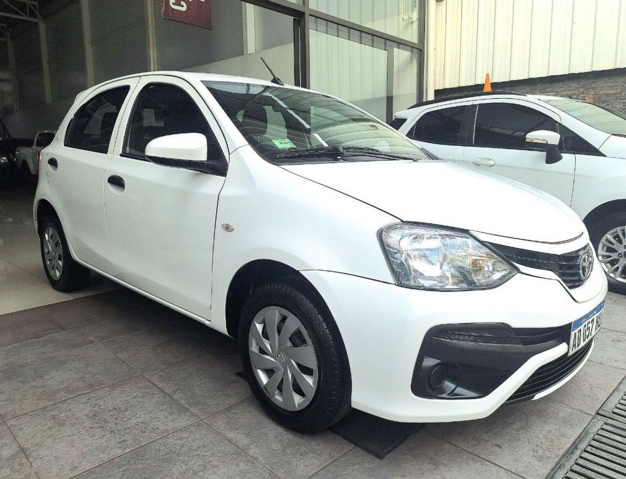 Toyota Etios Usado Financiado en Mendoza, deRuedas