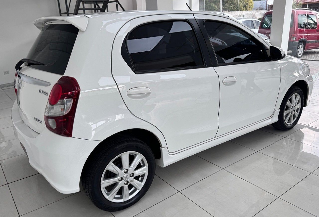 Toyota Etios Usado Financiado en Córdoba, deRuedas