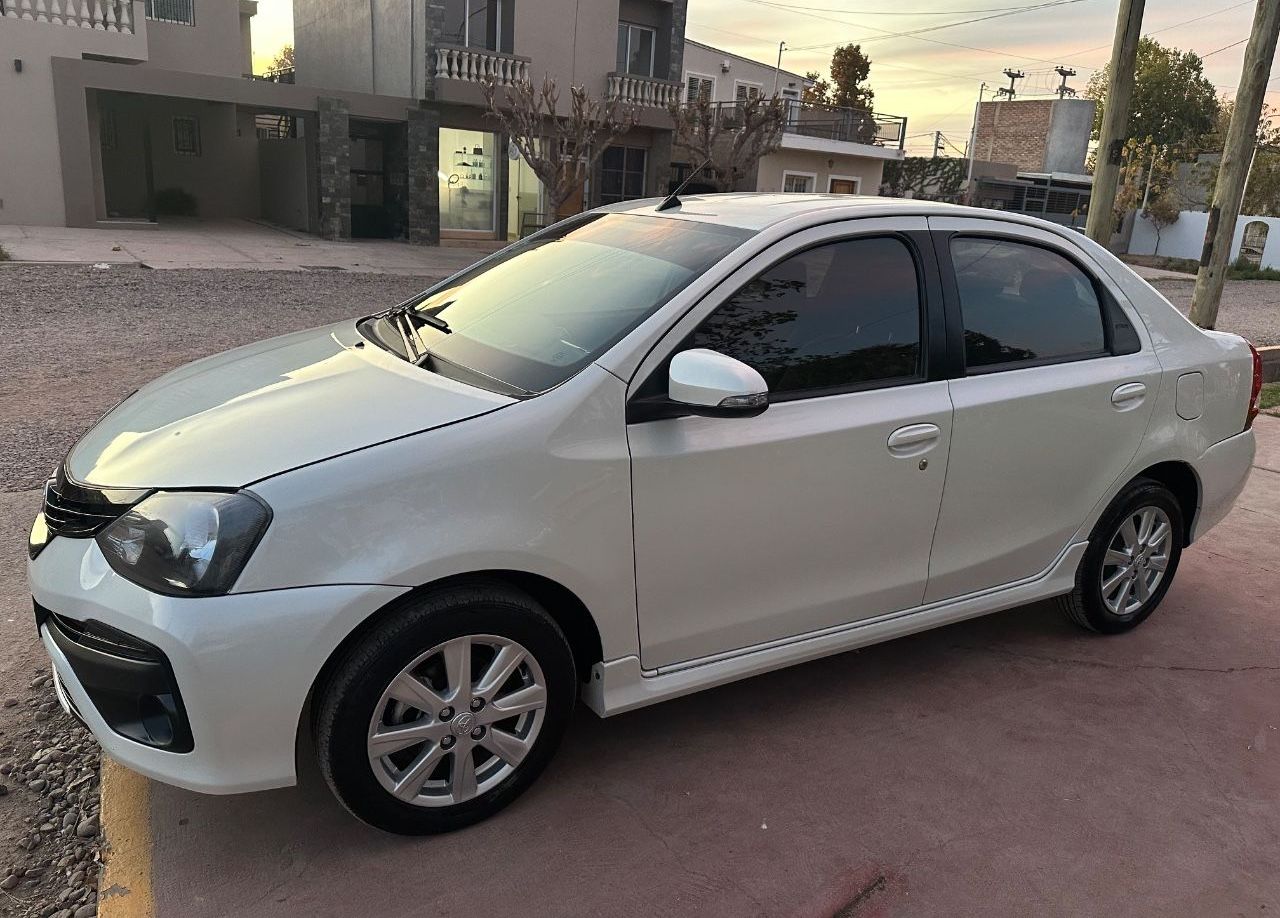 Toyota Etios Usado Financiado en Mendoza, deRuedas