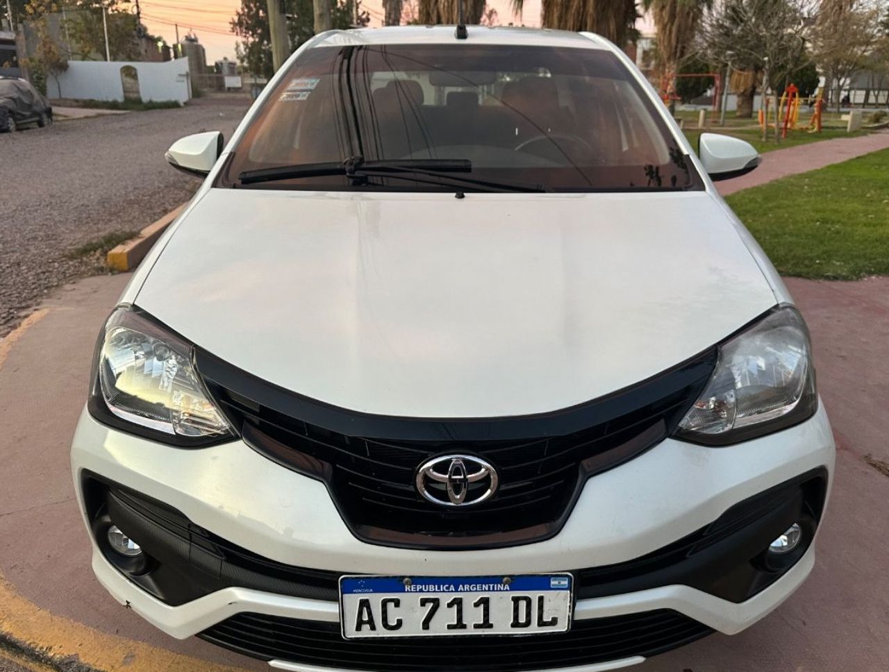 Toyota Etios Usado Financiado en Mendoza, deRuedas