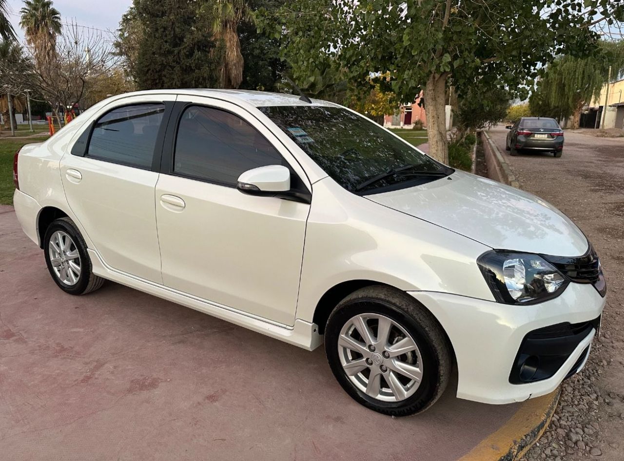 Toyota Etios Usado Financiado en Mendoza, deRuedas