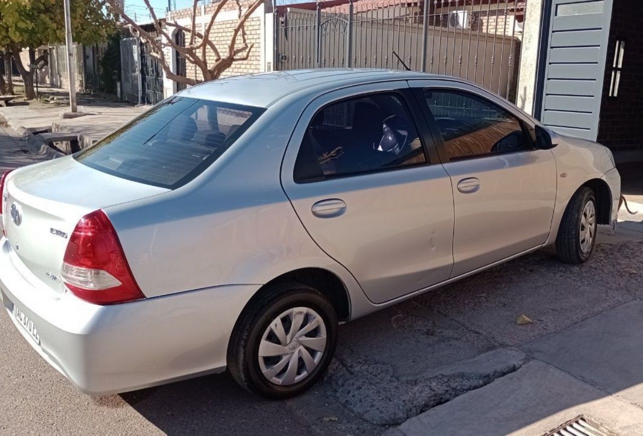 Toyota Etios Usado en Mendoza, deRuedas