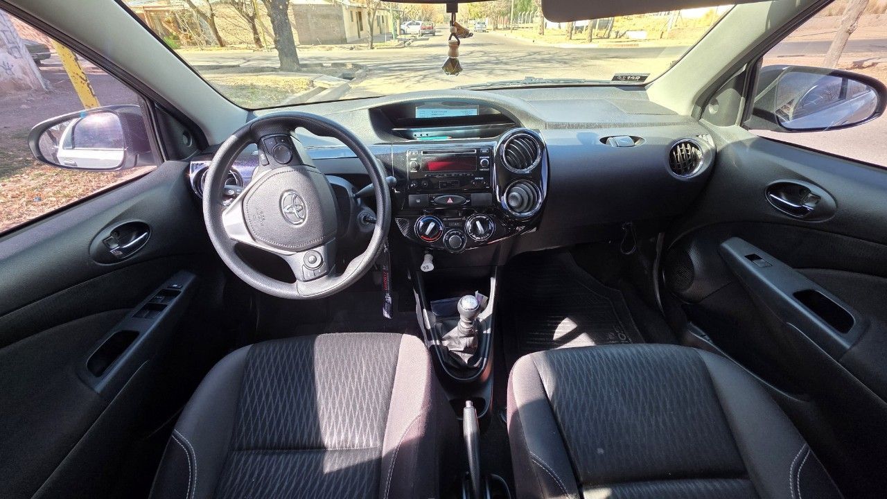 Toyota Etios Usado en Mendoza, deRuedas
