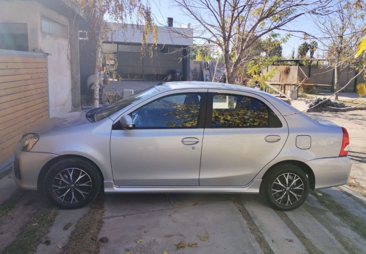 Toyota Etios Usado en Mendoza, deRuedas