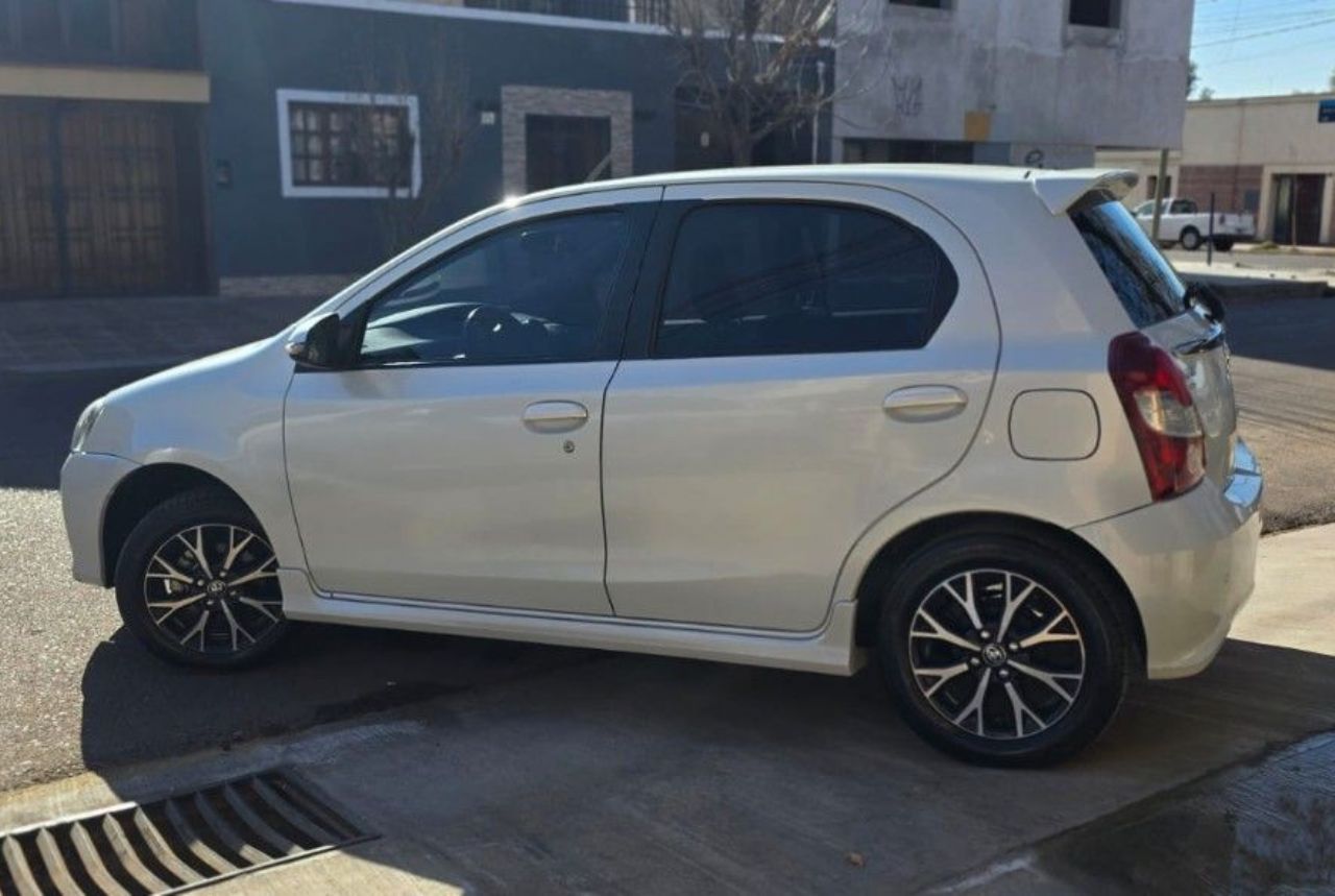 Toyota Etios Usado en Mendoza, deRuedas