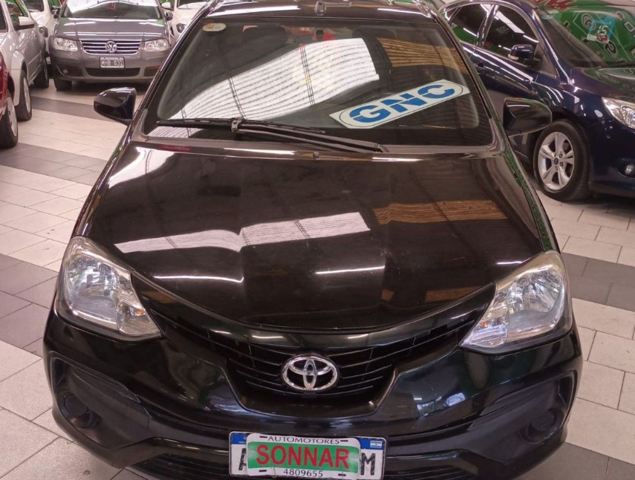 Toyota Etios Usado Financiado en Córdoba, deRuedas