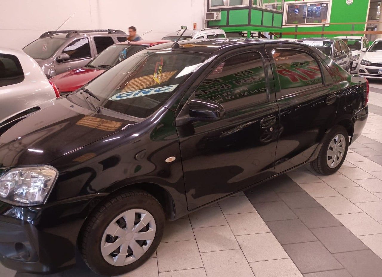 Toyota Etios Usado Financiado en Córdoba, deRuedas