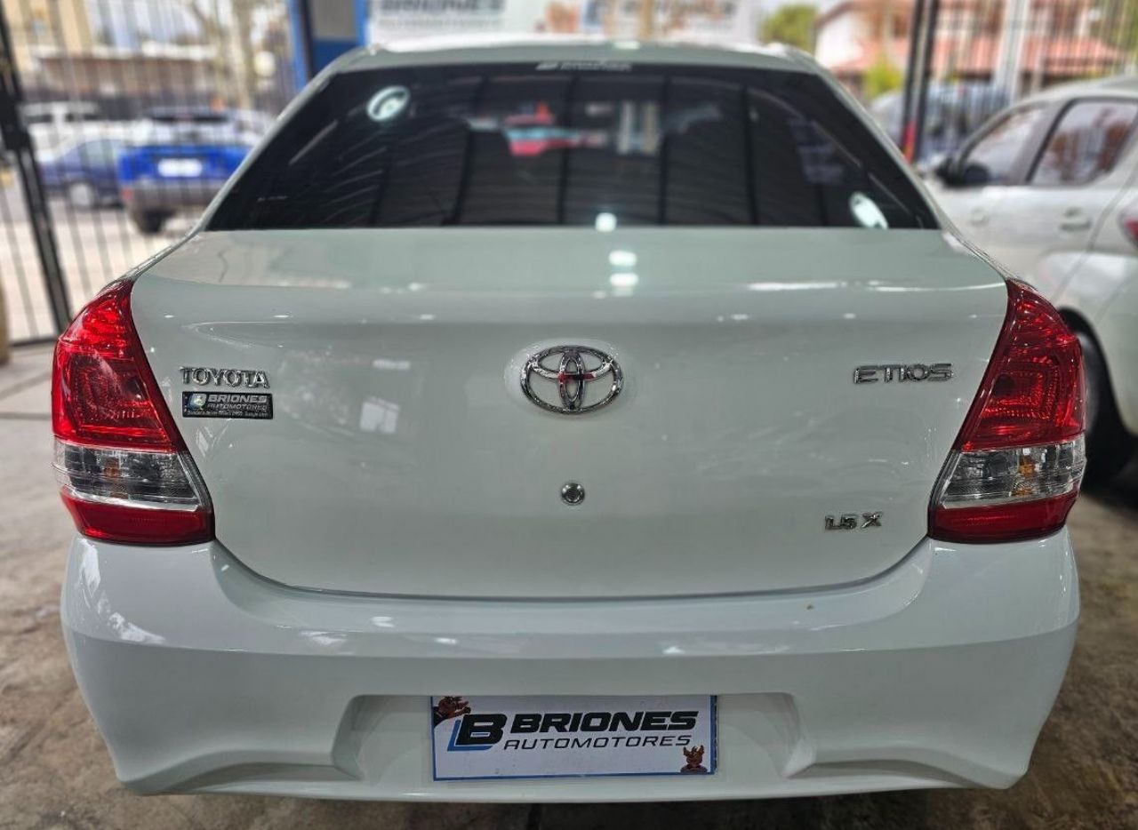 Toyota Etios Usado en Mendoza, deRuedas