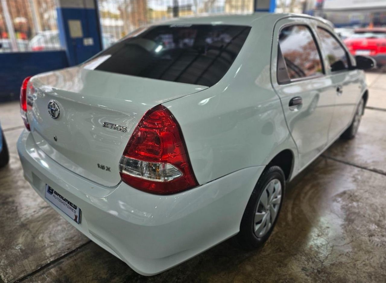 Toyota Etios Usado en Mendoza, deRuedas