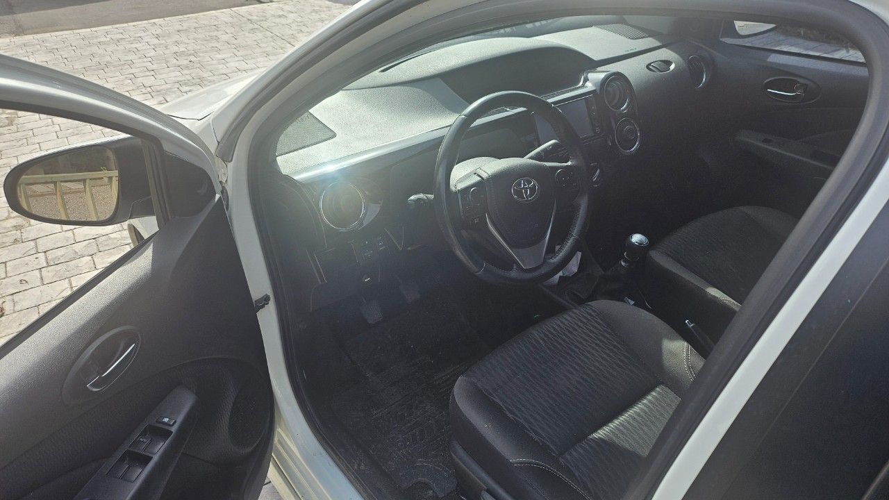 Toyota Etios Usado en Mendoza, deRuedas