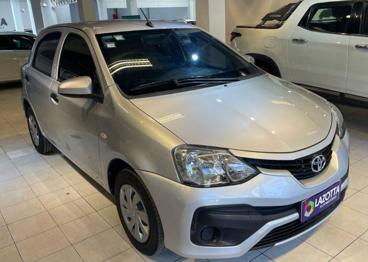 Toyota Etios Usado Financiado en Córdoba, deRuedas