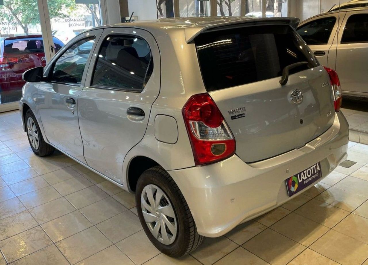 Toyota Etios Usado Financiado en Córdoba, deRuedas