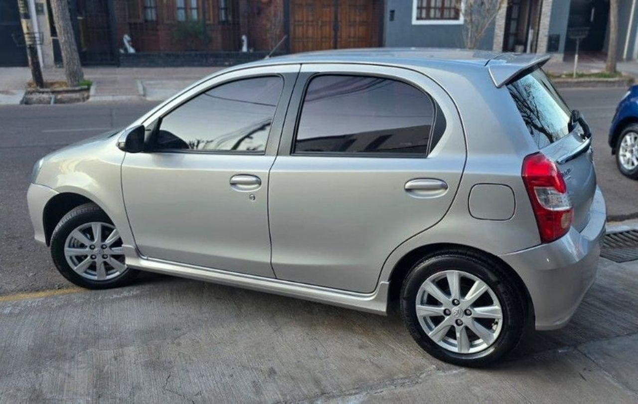 Toyota Etios Usado en Mendoza, deRuedas