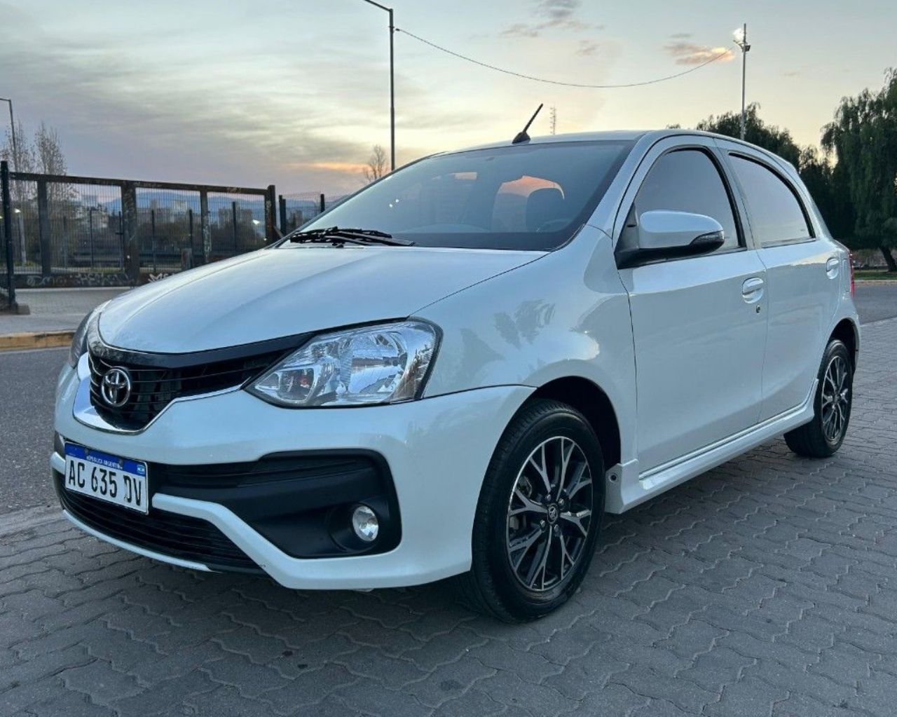 Toyota Etios Usado Financiado en Mendoza, deRuedas