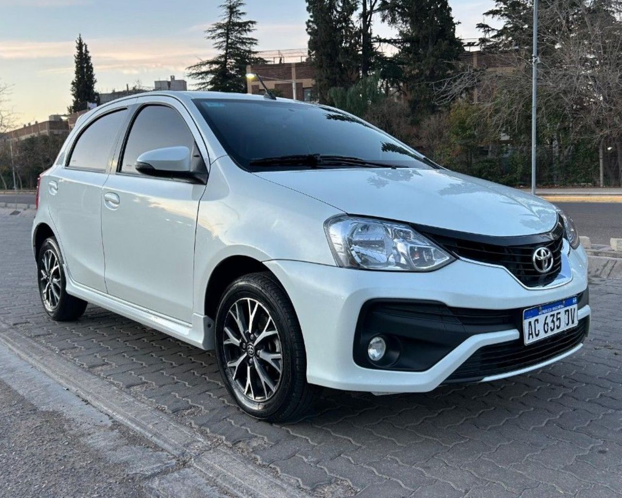Toyota Etios Usado Financiado en Mendoza, deRuedas