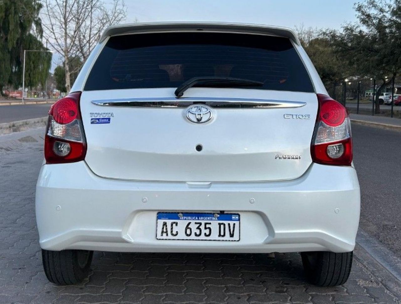 Toyota Etios Usado Financiado en Mendoza, deRuedas
