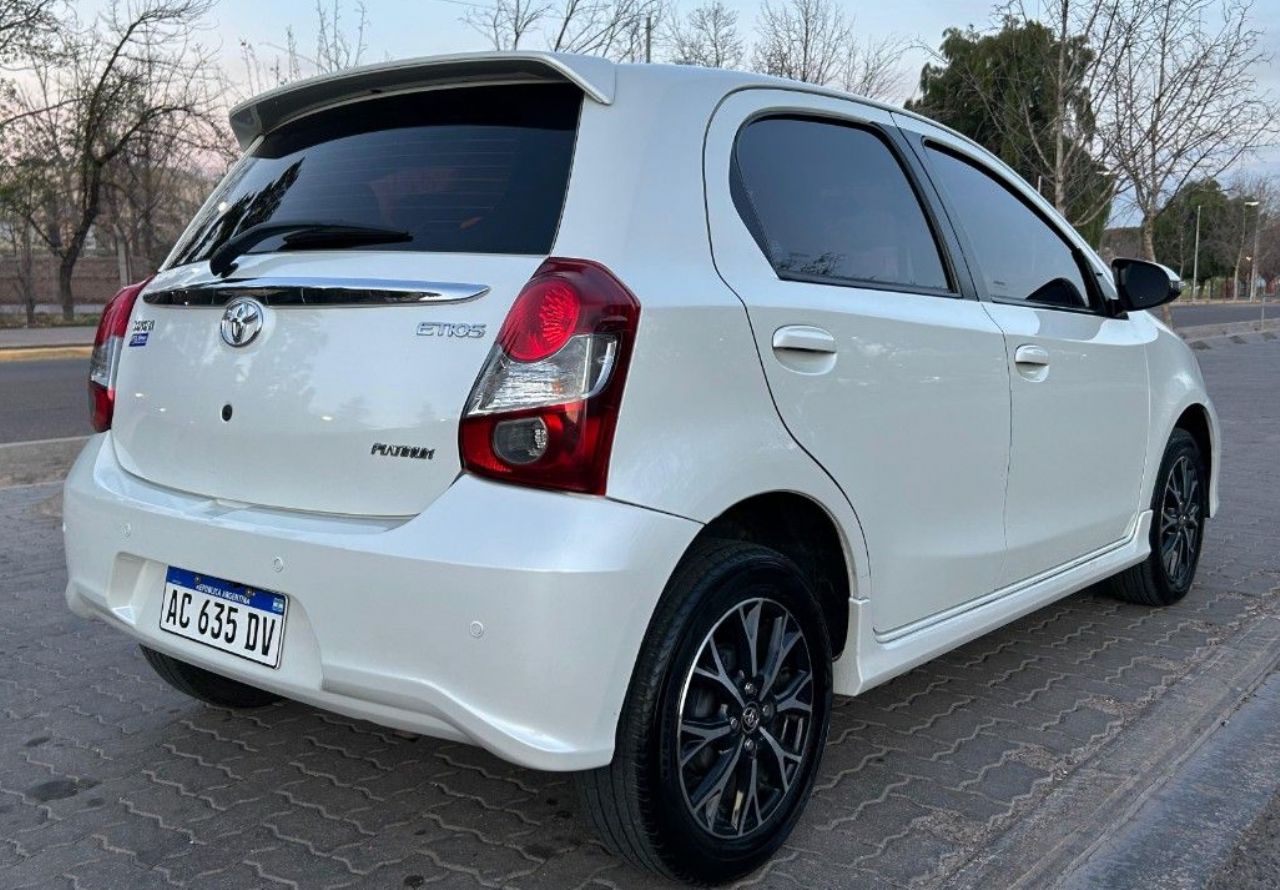 Toyota Etios Usado Financiado en Mendoza, deRuedas