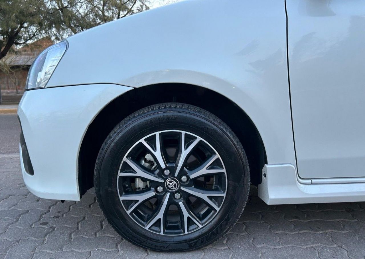 Toyota Etios Usado Financiado en Mendoza, deRuedas