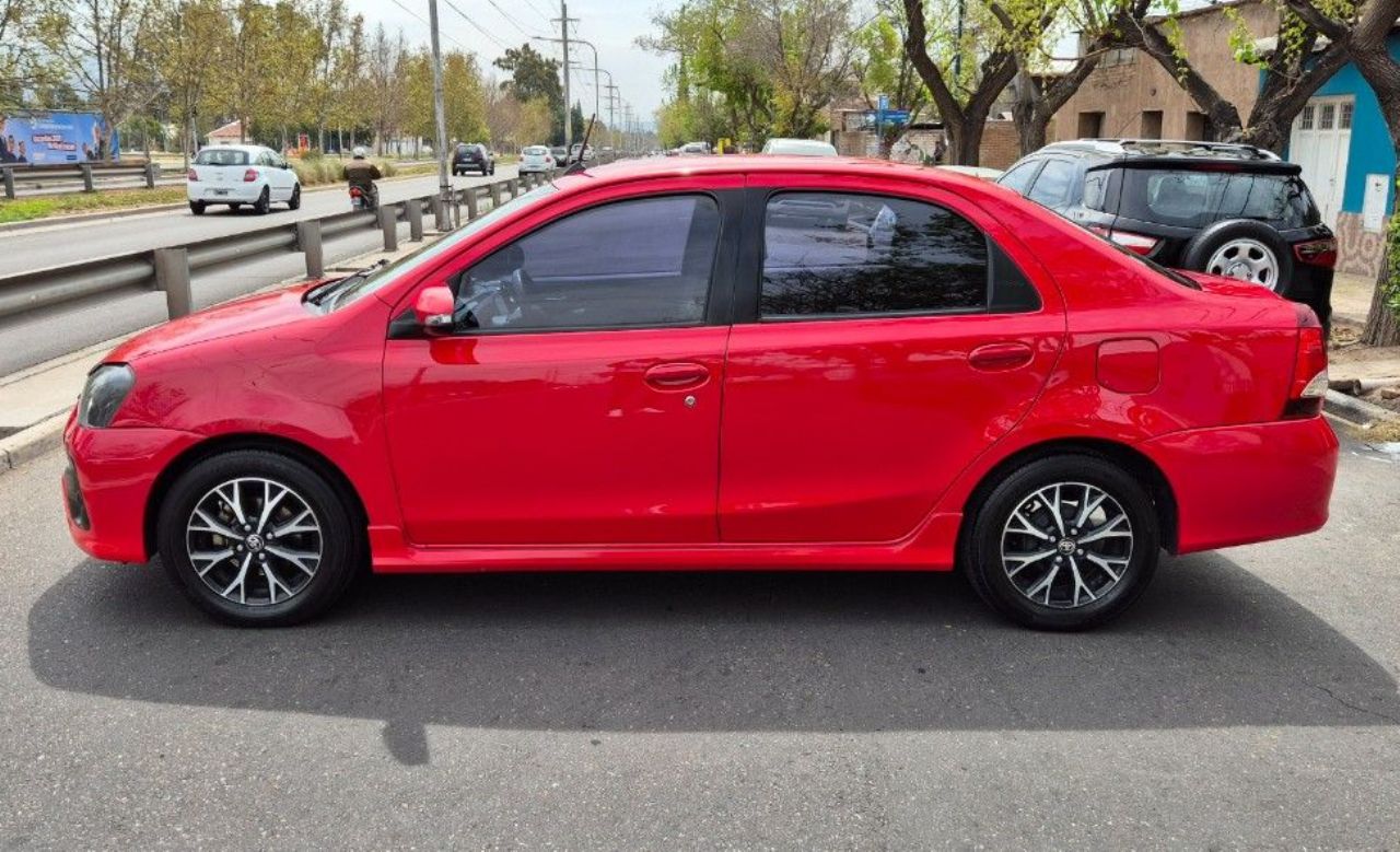 Toyota Etios Usado Financiado en Mendoza, deRuedas