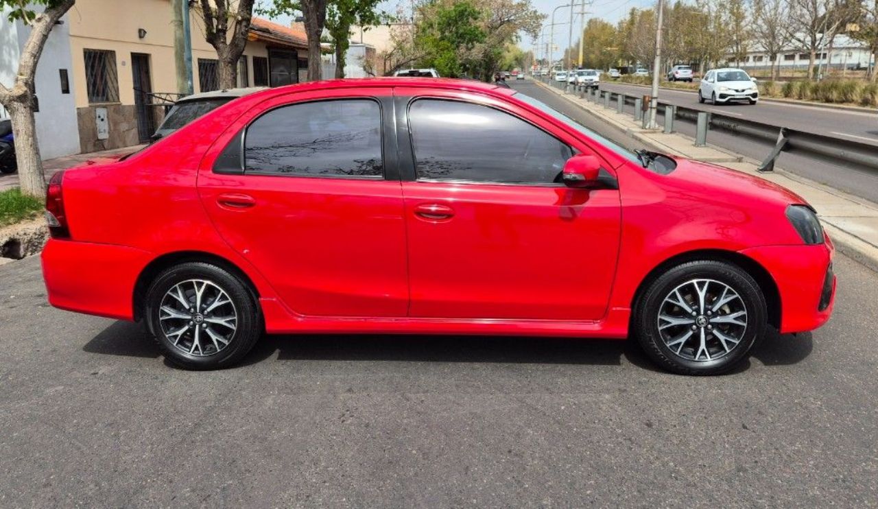 Toyota Etios Usado Financiado en Mendoza, deRuedas