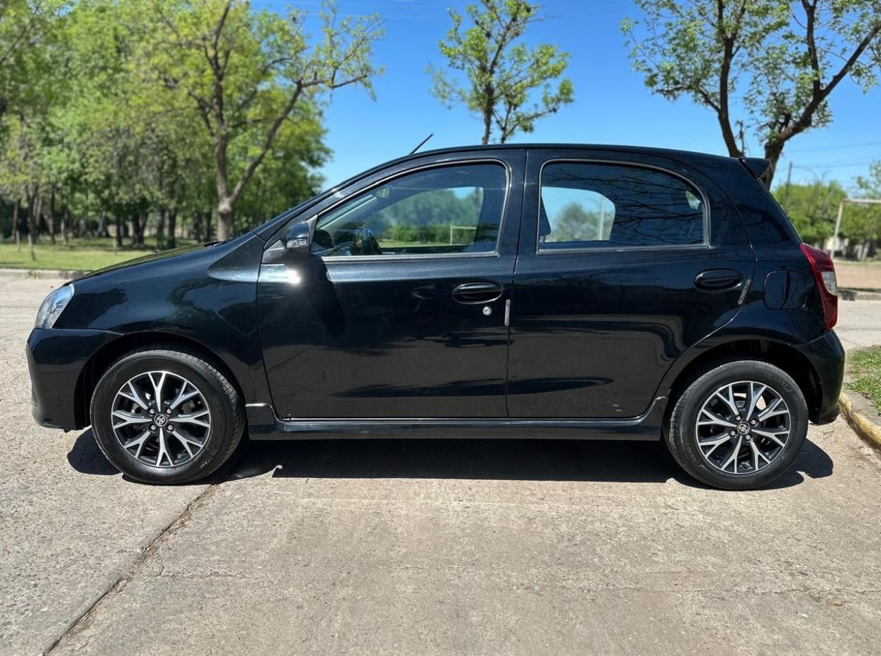 Toyota Etios Usado Financiado en Córdoba, deRuedas