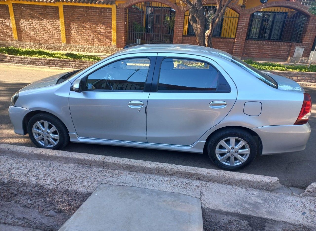 Toyota Etios Usado en Mendoza, deRuedas