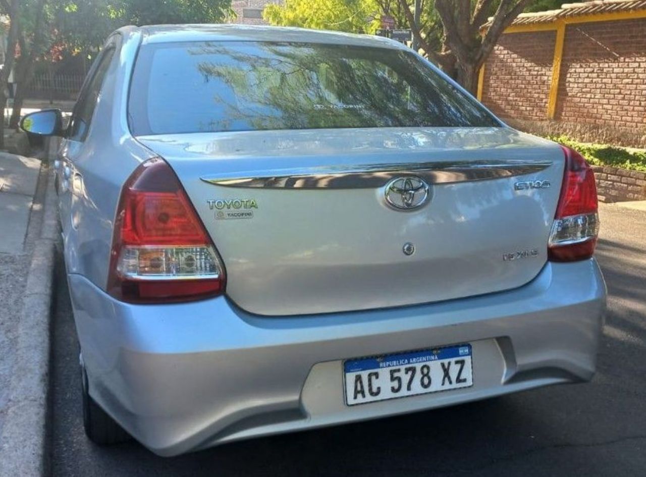 Toyota Etios Usado en Mendoza, deRuedas