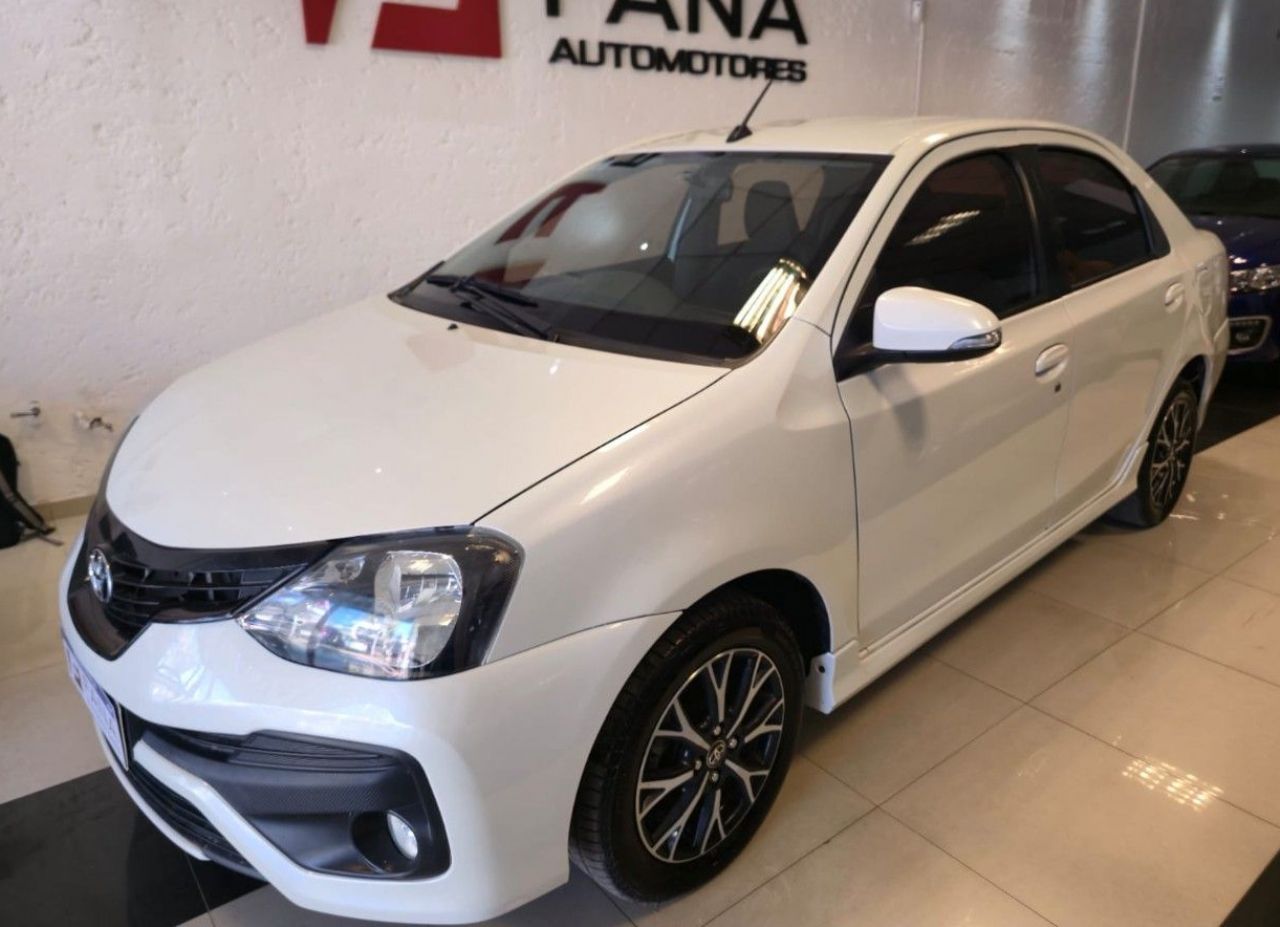Toyota Etios Usado Financiado en Mendoza, deRuedas
