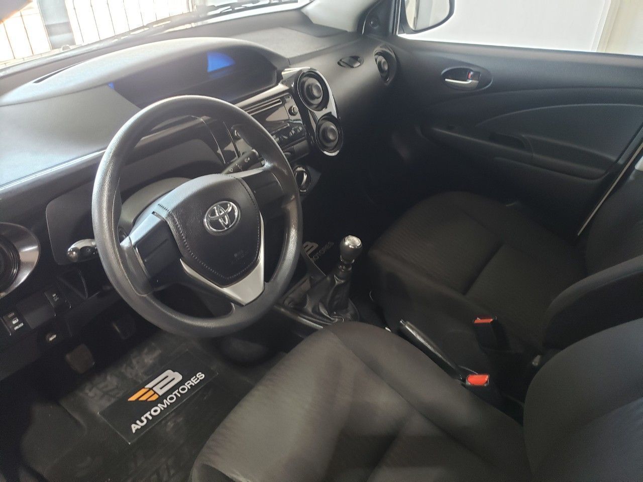 Toyota Etios Usado en Mendoza, deRuedas