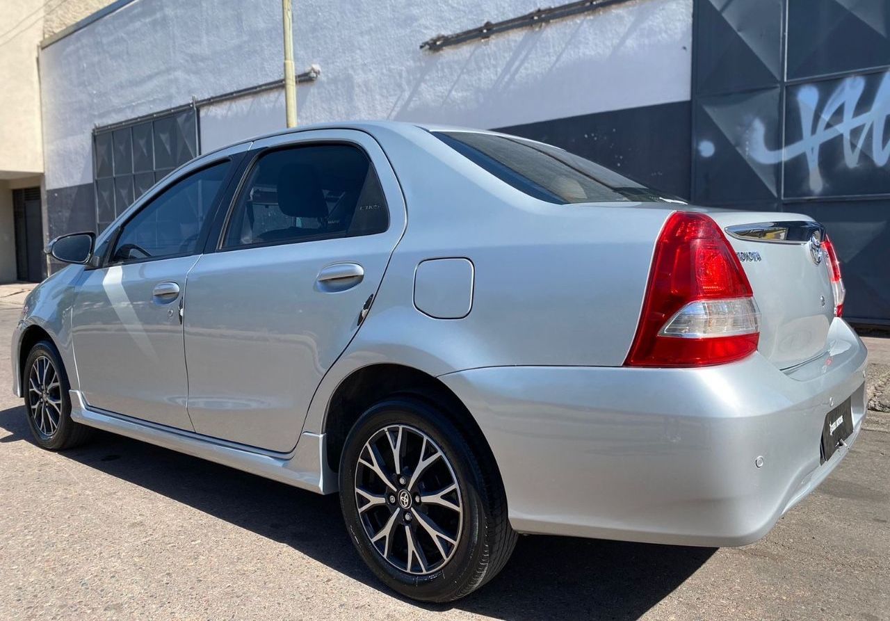 Toyota Etios Usado Financiado en Mendoza, deRuedas