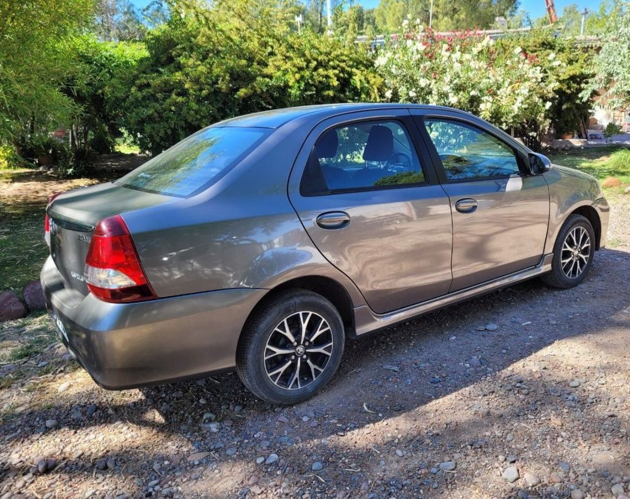 Toyota Etios Usado en Mendoza, deRuedas