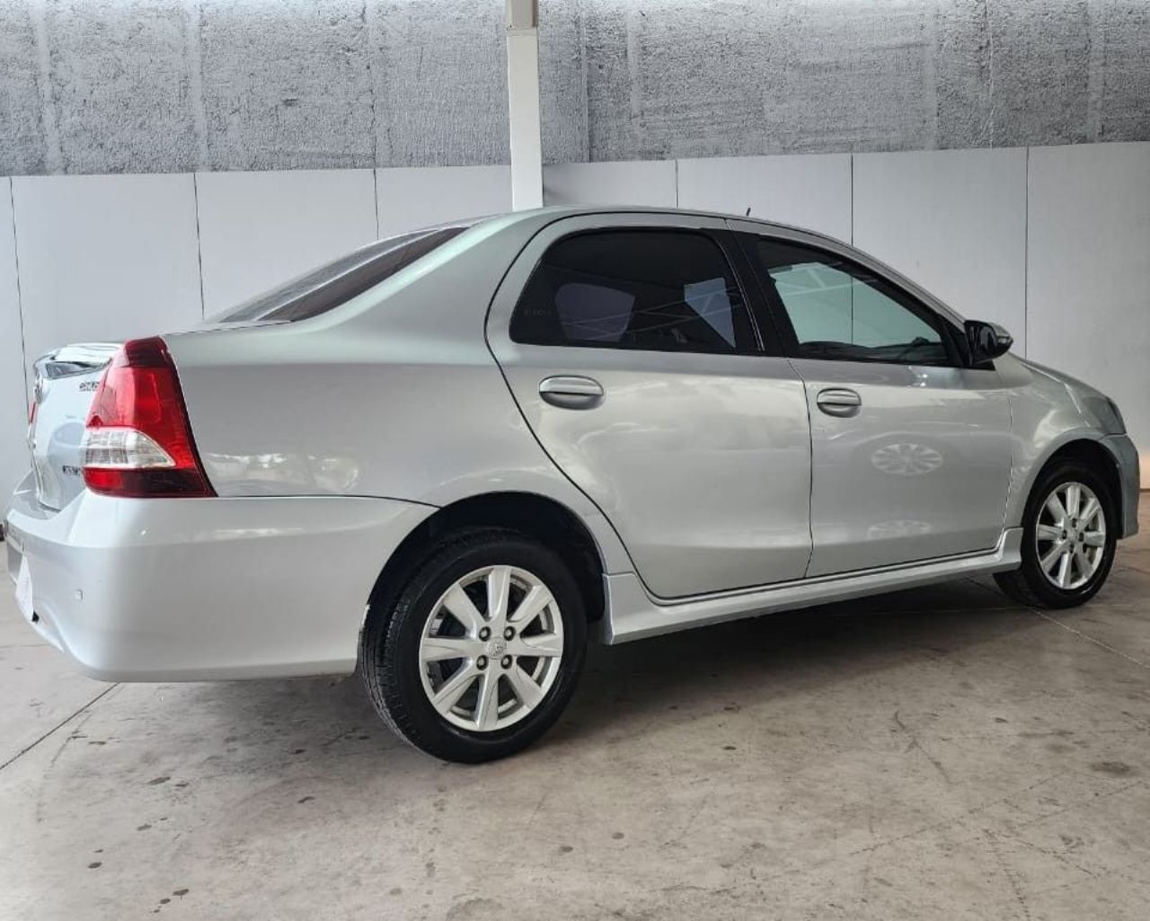 Toyota Etios Usado Financiado en Mendoza, deRuedas